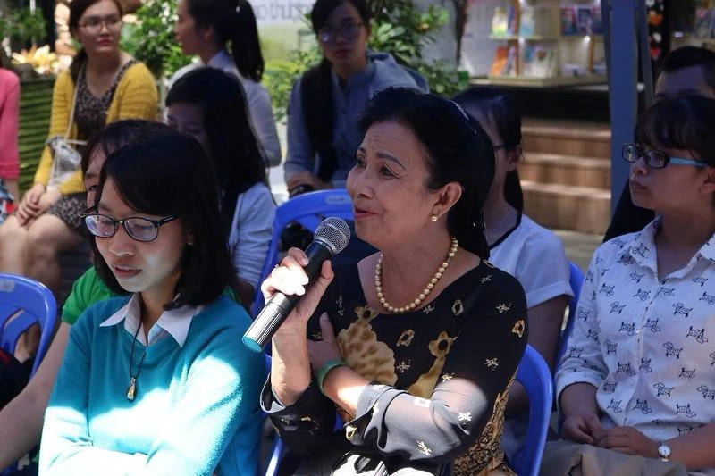 Người đến tham gia chương trình hỏi những vấn đề liên quan đến xâm hại tình dục.