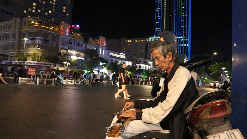 Tiếng Guitar Hawaiian của nhạc công già giữa Sài Gòn ảnh 4