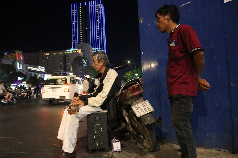 Tiếng Guitar Hawaiian của nhạc công già giữa Sài Gòn ảnh 8