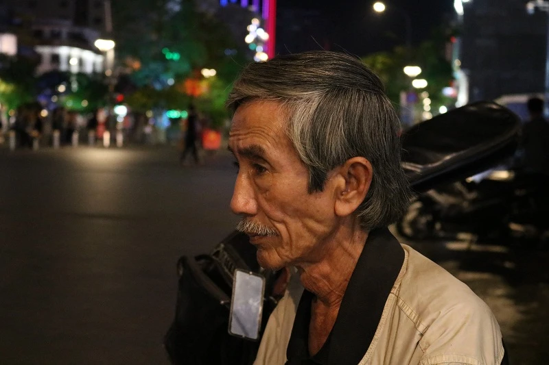 Tiếng Guitar Hawaiian của nhạc công già giữa Sài Gòn ảnh 2