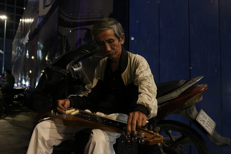 Tiếng Guitar Hawaiian của nhạc công già giữa Sài Gòn ảnh 1