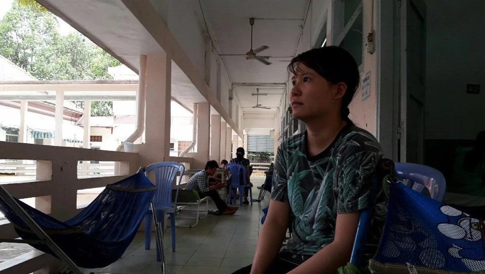Chị Thủy đang chăm con tại BV Nhi đồng 2, quận 1, TP.HCM.