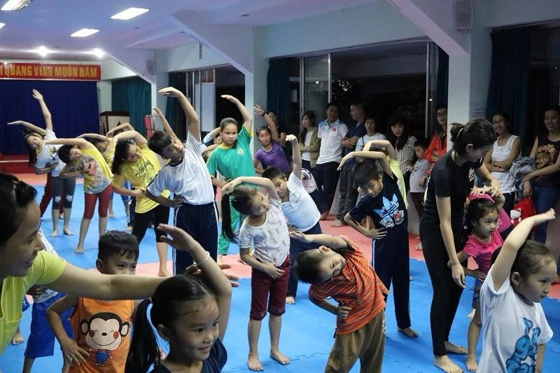 Vận động nhẹ để làm nóng người.