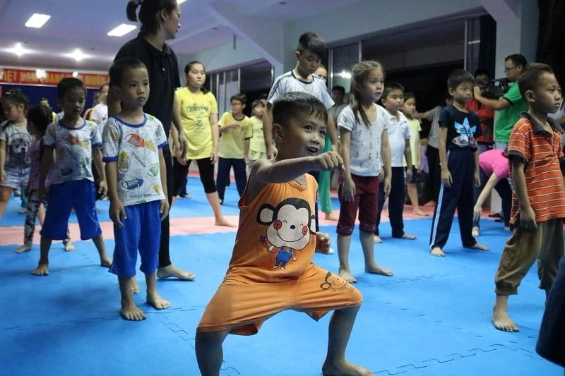 Bé Khang, 5 tuổi rất hào hứng trong buổi học.