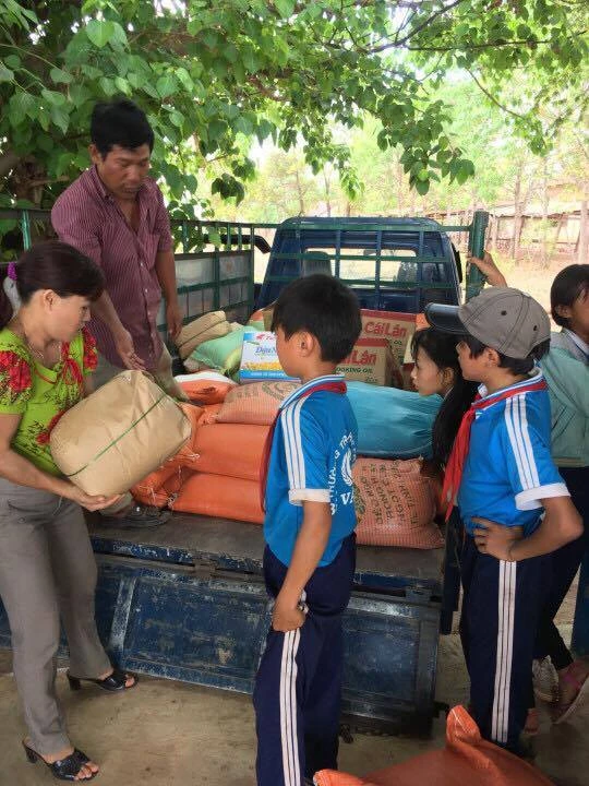 Anh Tám Khỏe hỗ trợ gạo, hạt giống cho học sinh nghèo ảnh 1