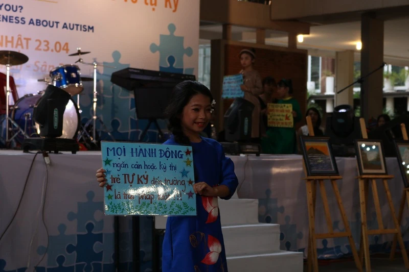 'Người mẫu' nhí mặc áo dài kêu gọi nhận thức về tự kỷ ảnh 11