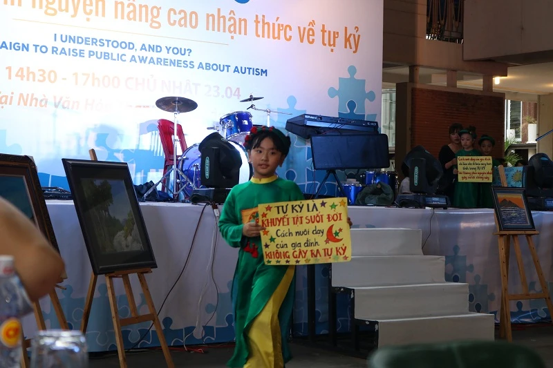 'Người mẫu' nhí mặc áo dài kêu gọi nhận thức về tự kỷ ảnh 13
