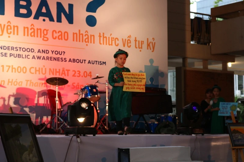'Người mẫu' nhí mặc áo dài kêu gọi nhận thức về tự kỷ ảnh 14
