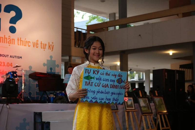 'Người mẫu' nhí mặc áo dài kêu gọi nhận thức về tự kỷ ảnh 3