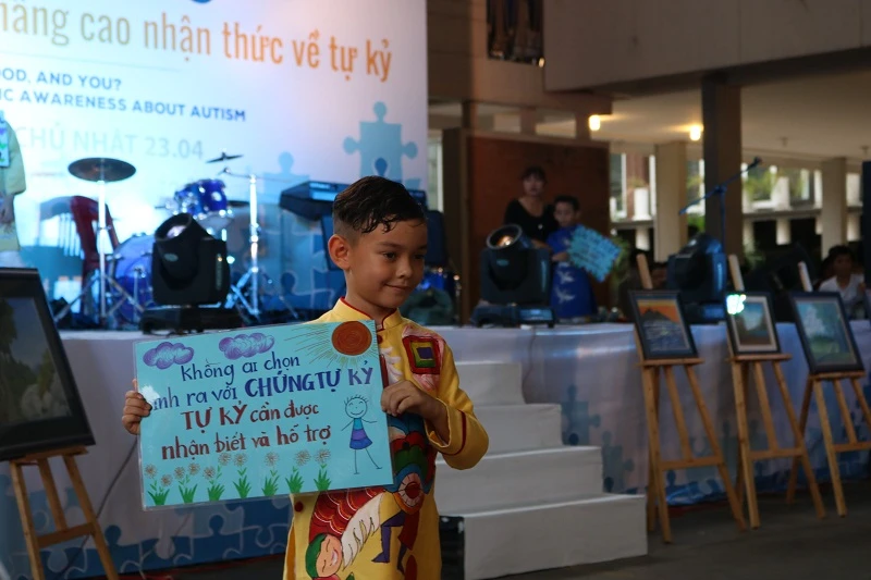 'Người mẫu' nhí mặc áo dài kêu gọi nhận thức về tự kỷ ảnh 5