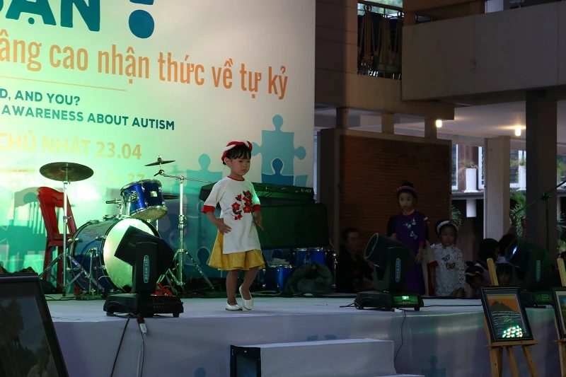 'Người mẫu' nhí mặc áo dài kêu gọi nhận thức về tự kỷ ảnh 20