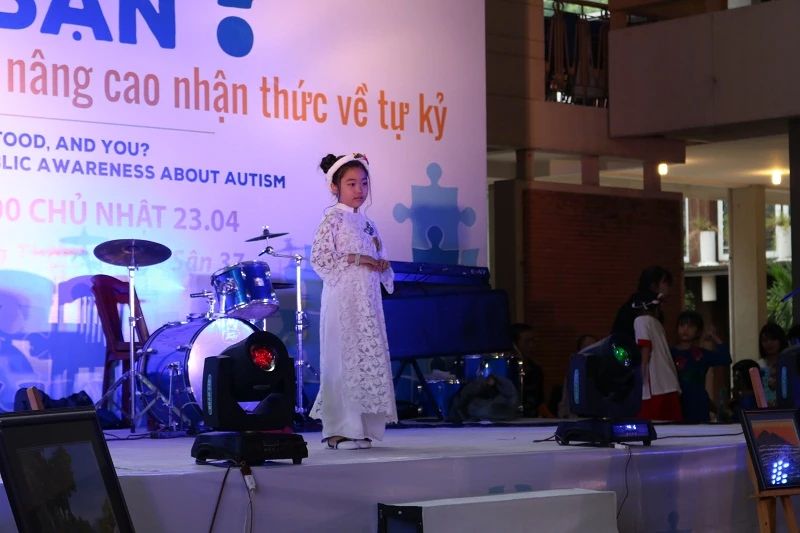 'Người mẫu' nhí mặc áo dài kêu gọi nhận thức về tự kỷ ảnh 21