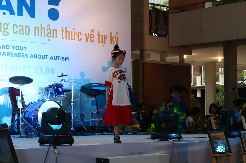 'Người mẫu' nhí mặc áo dài kêu gọi nhận thức về tự kỷ ảnh 22