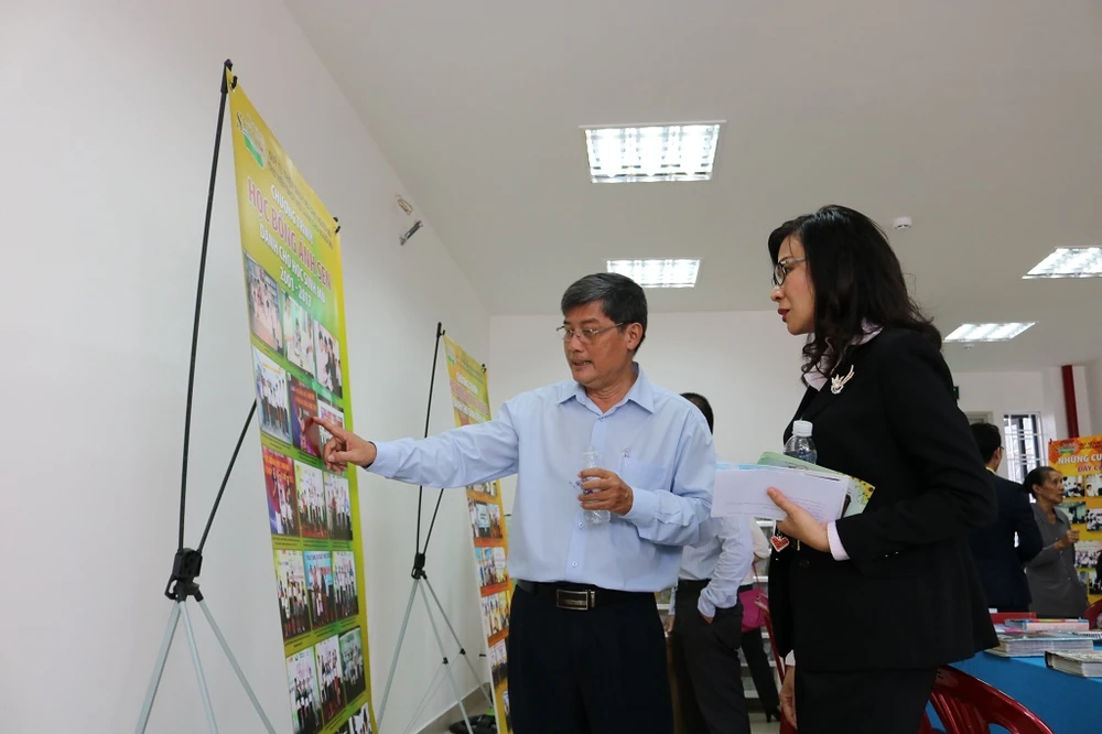 Những poster là hình ảnh về các hoạt động của Thư viện tr