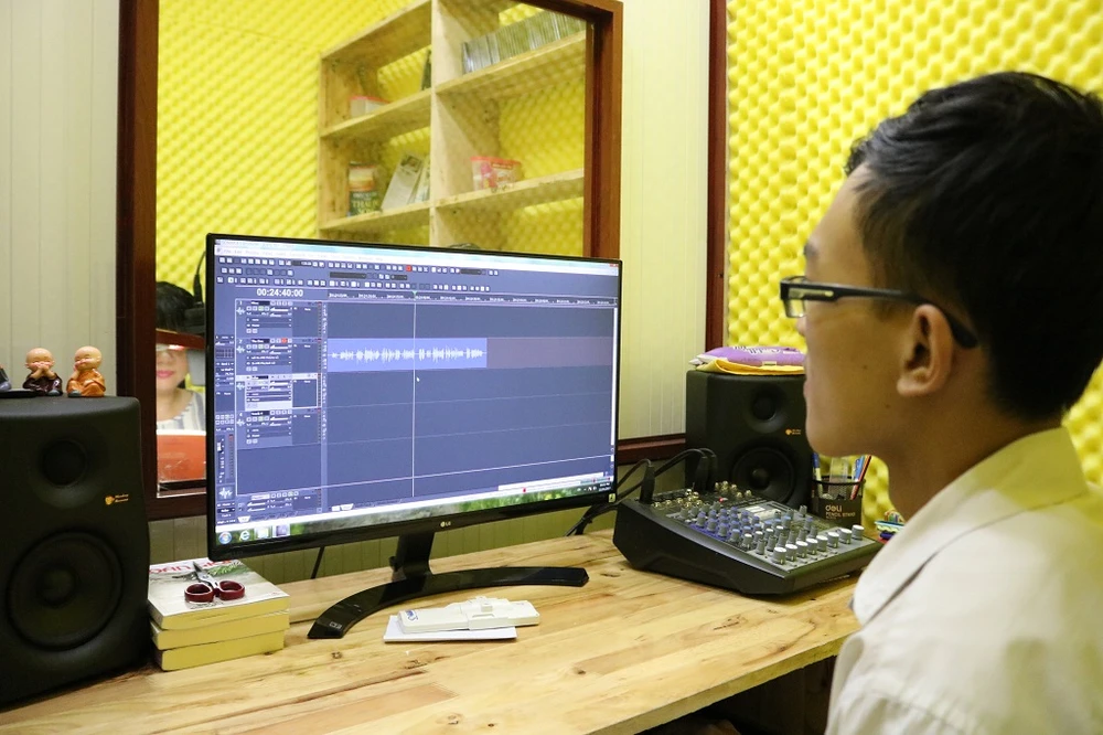 kĩ thuật viên ở đối diện người đọc sách có trách nhiệm xử lí 