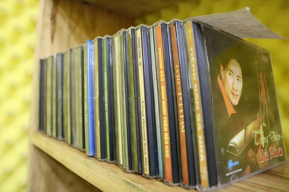 Một số đầu CD, sách báo