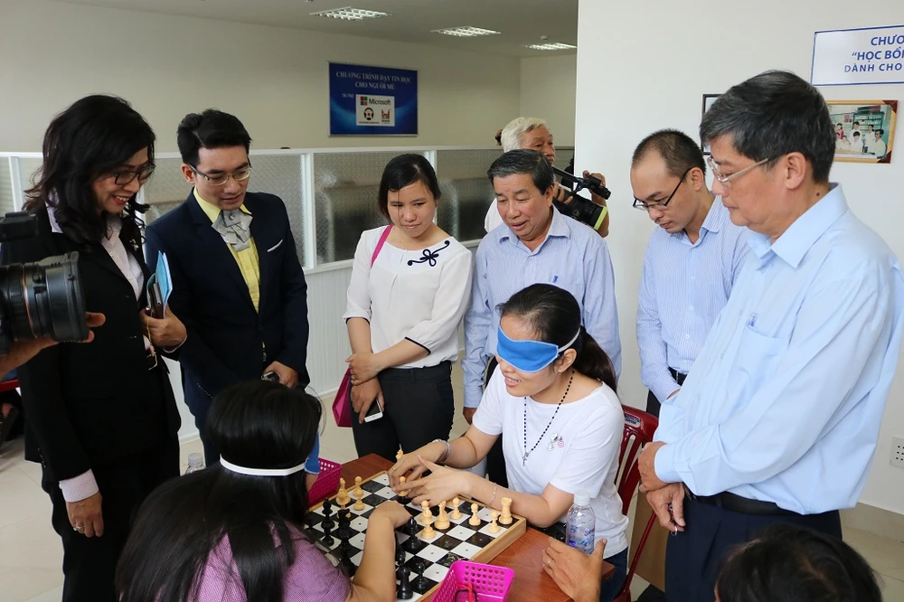 Cùng xem người mù đánh cờ