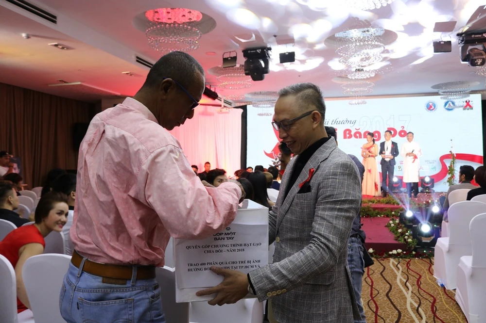 Nhiều nghệ sĩ ủng hộ người có HIV ảnh 10