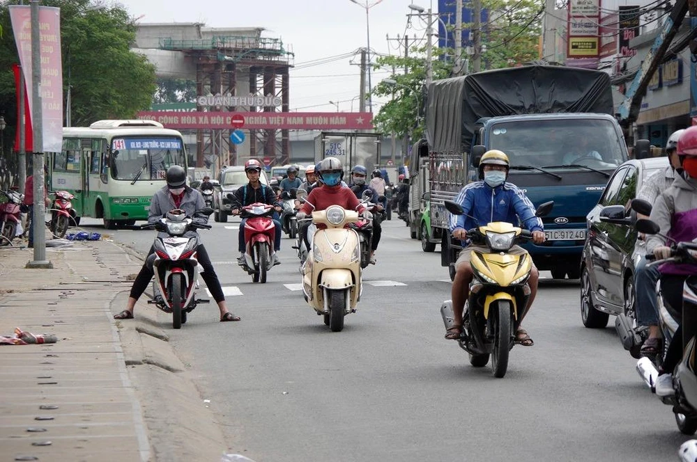 Nữ thì chọn mặc thêm áo cổ lọ, nam thì mang thêm áo để giữ ấm trong tiết trời lạnh ở Sài Gòn sáng nay.