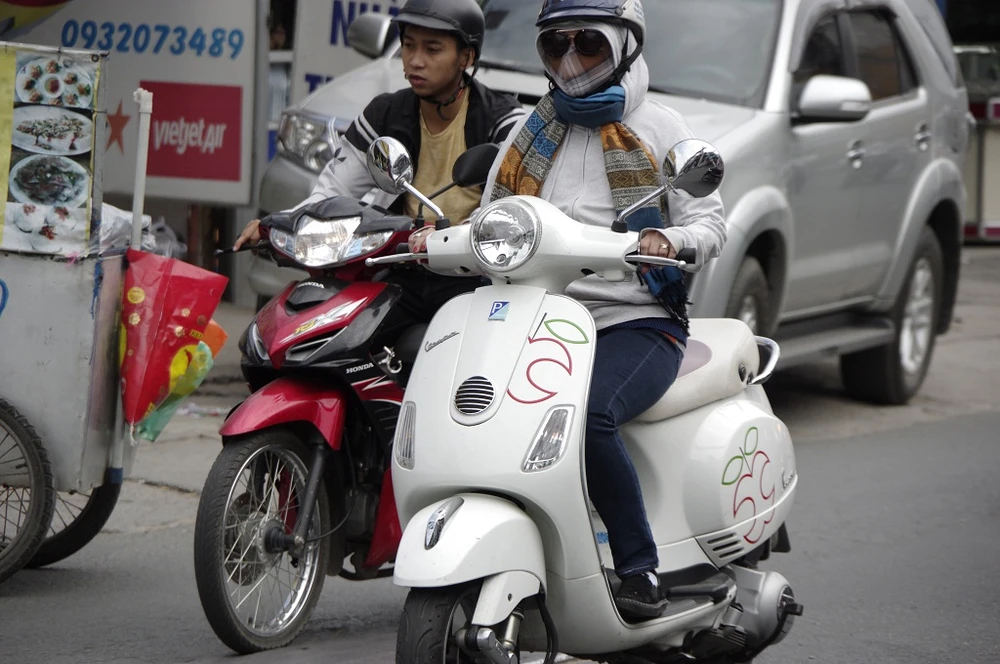 Quần dài, vớ chân, khăn len, áo choàng kín đầu.