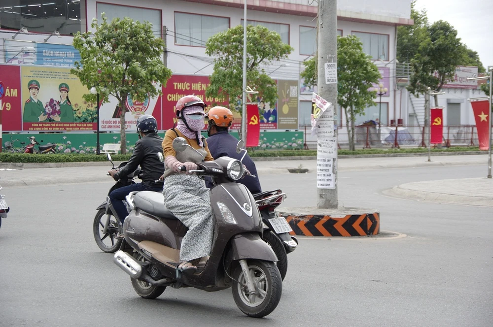 10 giờ sáng, nhiều người vẫn trùm kín vì vẫn còn lạnh