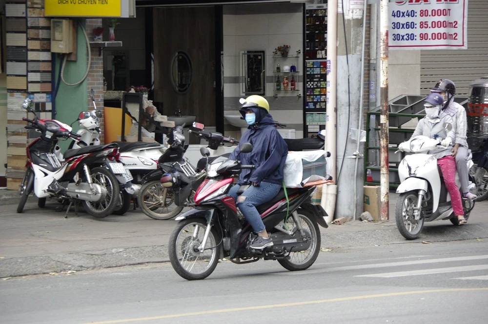 Một chiếc áo không đủ giữ ấm, bạn nữ co ro, tay không ngừng chà vào quần jeans để giữ ấm tay.