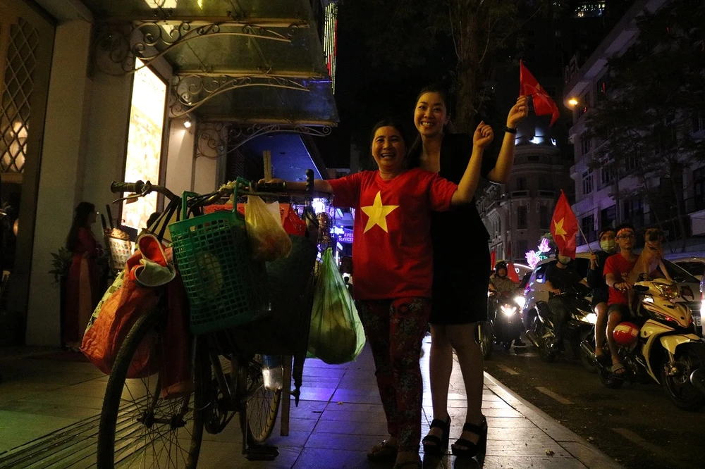 Vứt cả xe hàng, vỡ òa mừng U23 Việt Nam chiến thắng