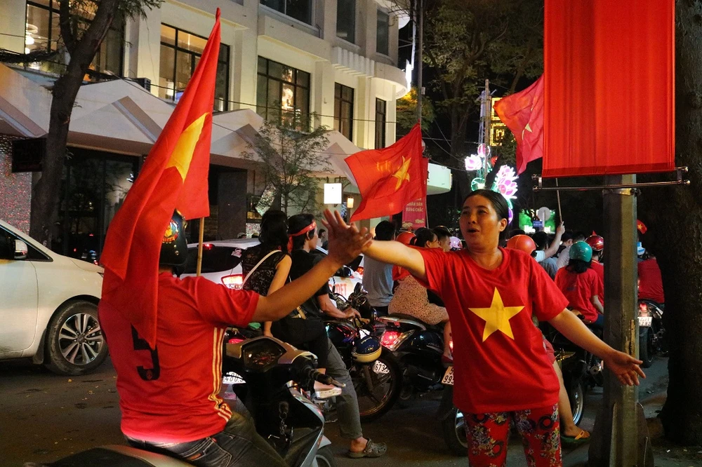 Vứt cả xe hàng, vỡ òa mừng U-23 Việt Nam chiến thắng ảnh 5