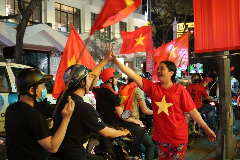 Vứt cả xe hàng, vỡ òa mừng U23 Việt Nam chiến thắng