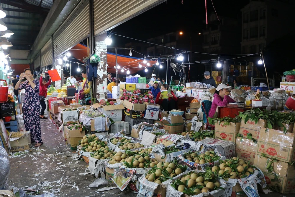 Những ngày này, dường như các tiểu thương ở chợ đều không muốn nghỉ ngơi vì đây cũng là dịp buôn bán được nhất trong năm, ai cũng muốn có thêm thu nhập để lo cho gia đình dịp cuối năm.