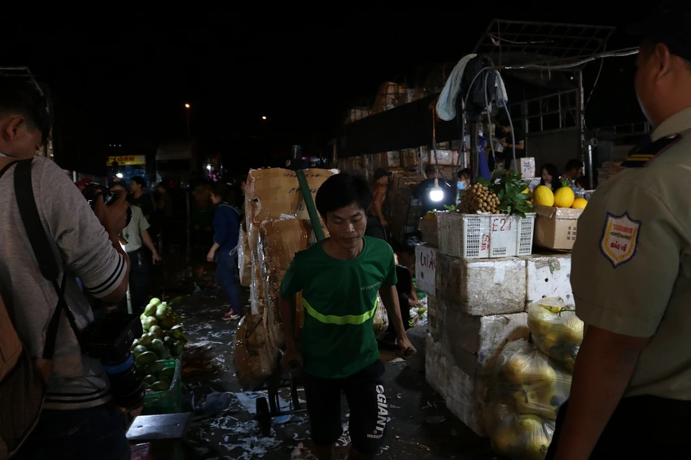 Họ đi như chạy để kịp đưa hàng vào chợ. 