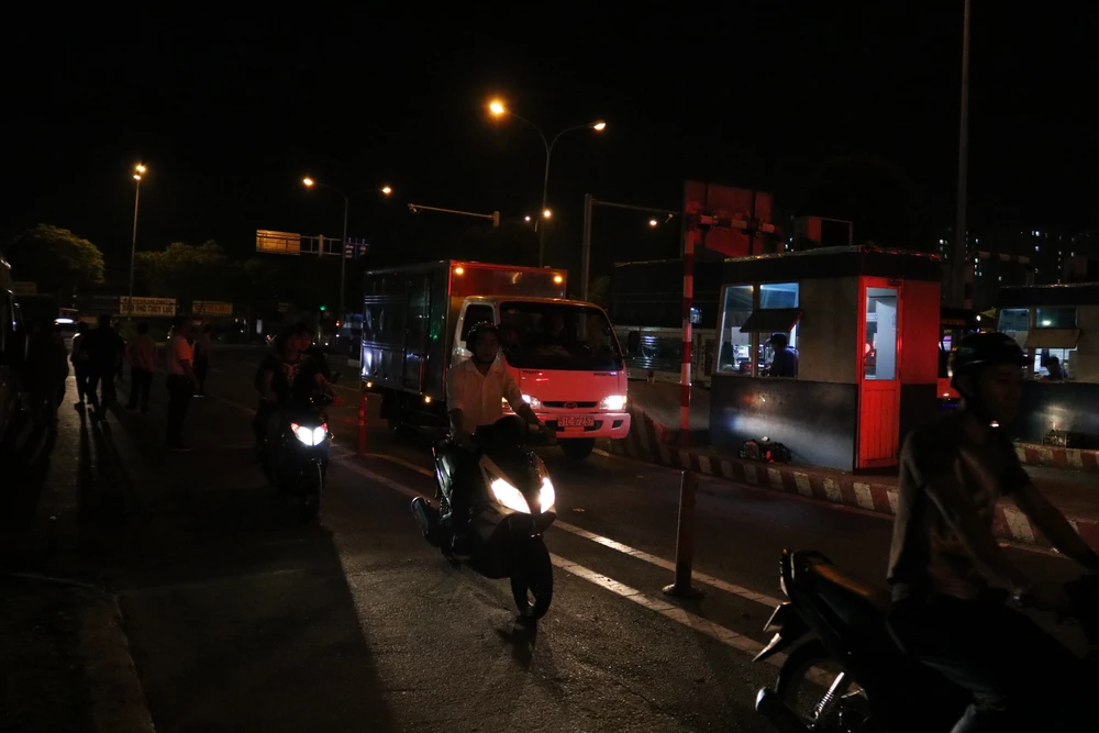 Xe hàng liên tục ra vào từ đêm khuya cho đến rạng sáng hôm sau. 