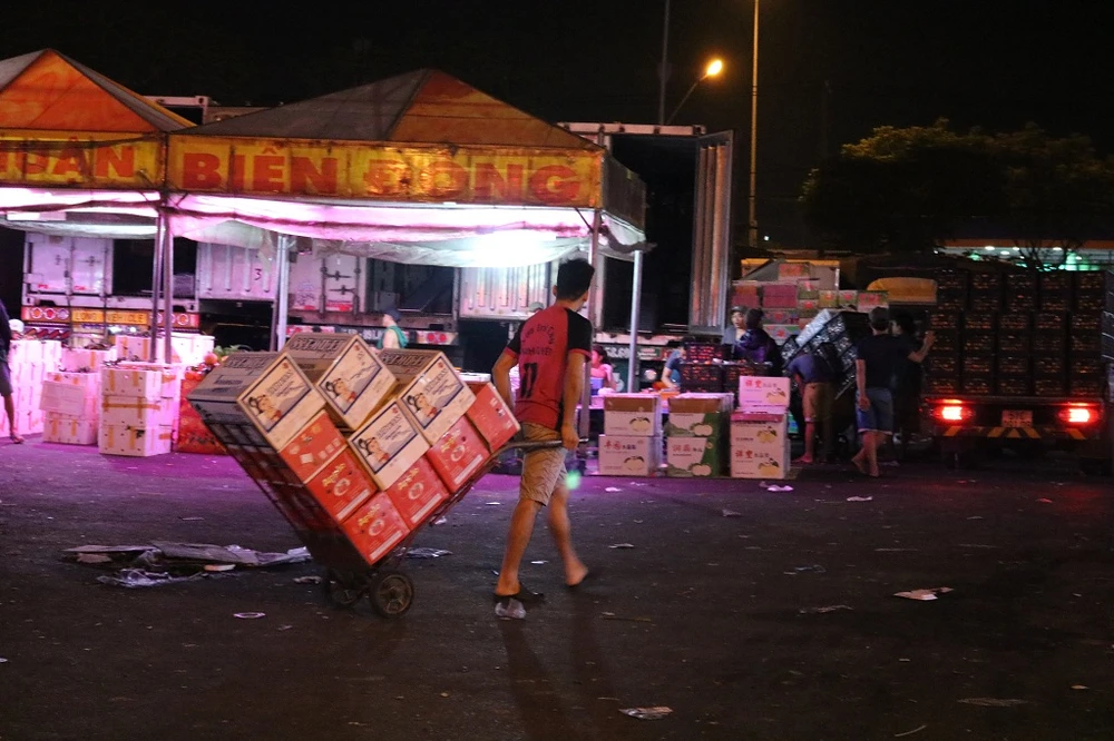 Hình ảnh xe kéo hàng như vậy rất dễ bắt gặp ở chợ vào những ngày này. 