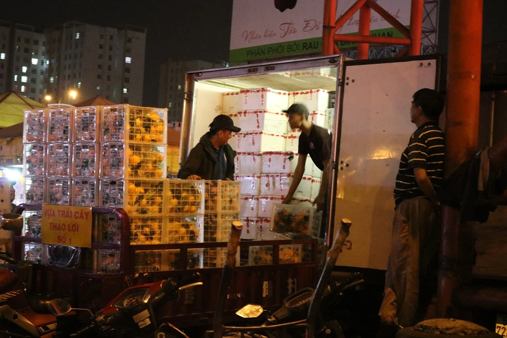 Mặt hàng trái cây năm nào cũng hút hàng. Lượng trái cây năm nay đa dạng, giá cả có thay đổi so với năm ngoái. 