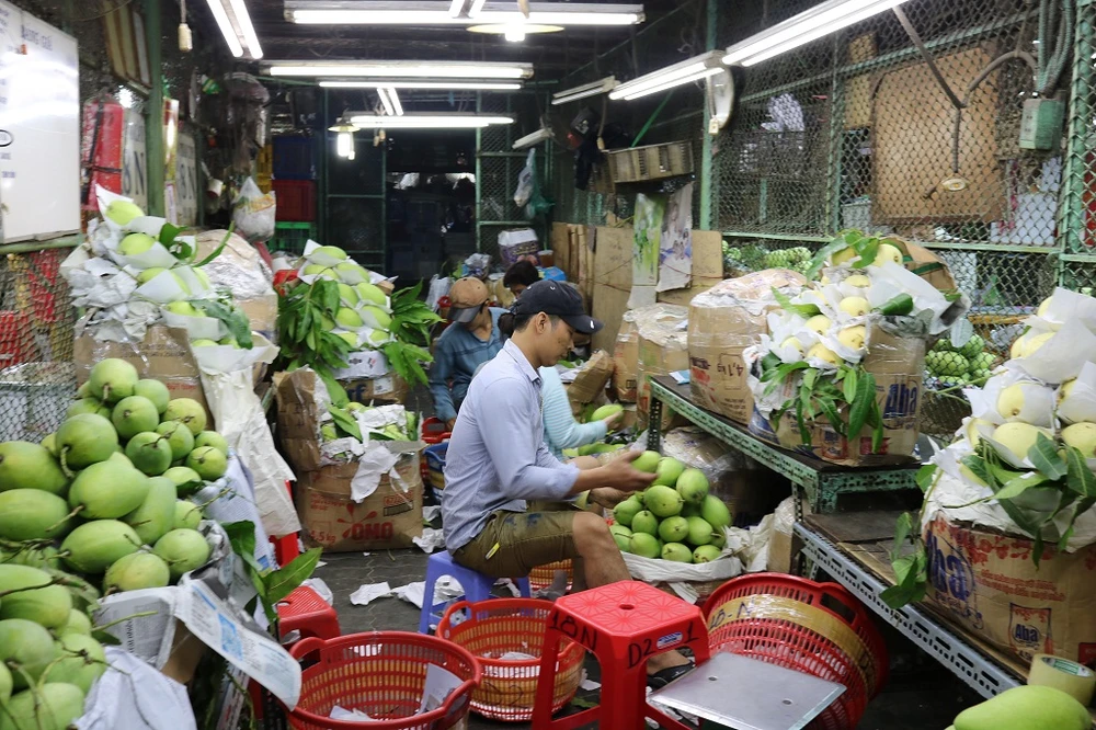 Xoài, lê được lọc lại trước khi đưa lên kệ. 