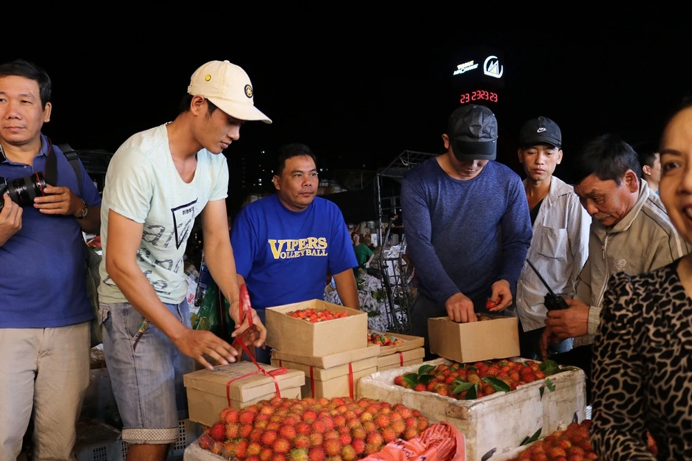 Chôm chôm, dâu tây cũng đã được đóng thùng sẵn.