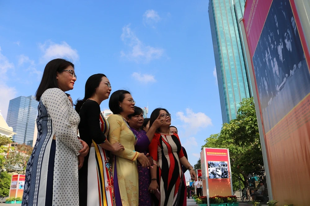 TP.HCM triển lãm ảnh kỷ niệm CMT8 và Quốc khánh 2-9 ảnh 3