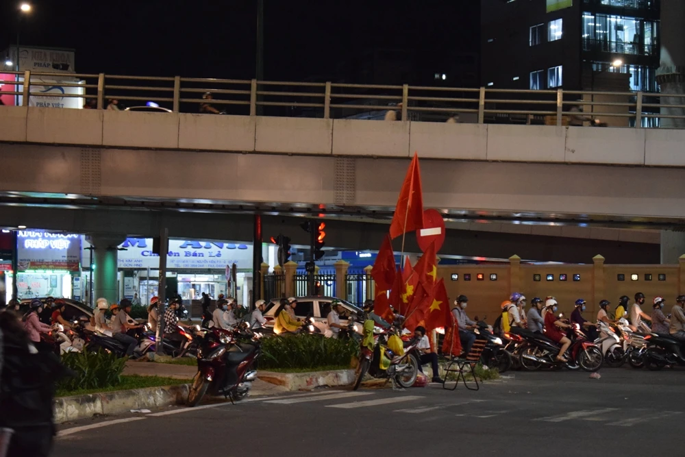 Quán nhậu, quán cà phê chật cứng người xem Việt Nam đá bán kết ảnh 10