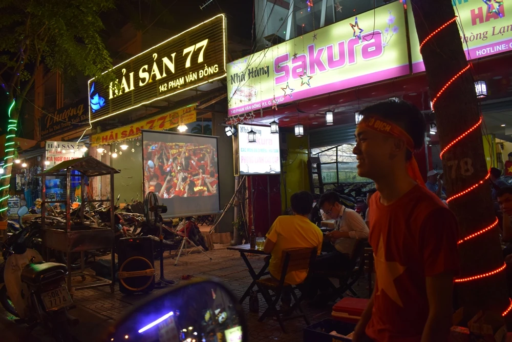 Quán nhậu, quán cà phê chật cứng người xem Việt Nam đá bán kết ảnh 2