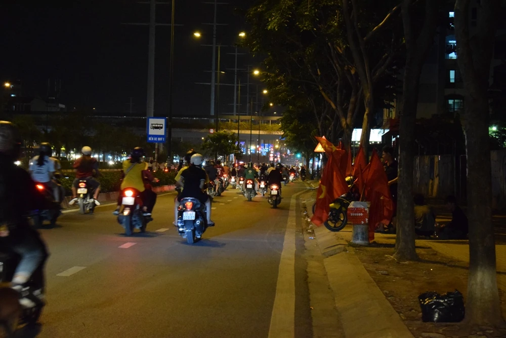 Quán nhậu, quán cà phê chật cứng người xem Việt Nam đá bán kết ảnh 7