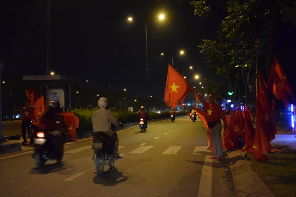 Quán nhậu, quán cà phê chật cứng người xem Việt Nam đá bán kết ảnh 1