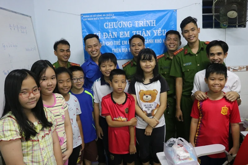 Trò nghèo thủ thỉ: 'Sau này lớn lên mình làm công an' ảnh 8