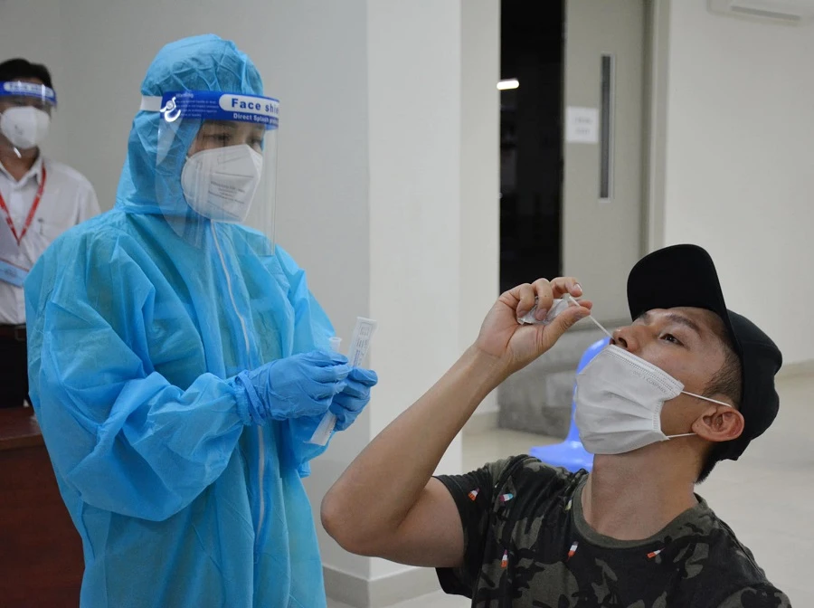 TP Thủ Đức triển khai cho người dân tự lấy mẫu xét nghiệm COVID-19 ảnh 1 TP Thủ Đức triển khai cho người dân tự lấy mẫu xét nghiệm COVID-19 ảnh 1