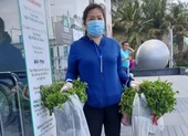 Cán bộ phường đi chợ giúp dân trong ngày đầu siết chặt giãn cách