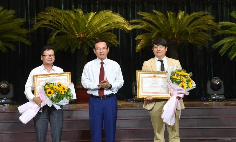 Bí thư Nguyễn Văn Nên trao bằng khen của Thủ tướng Chính phủ cho 1 cá nhân, 1 tập thể có thành tích tiêu biểu về học tập thep gương Bác Hồ giai đoạn 2016-2021. Ảnh: TẤN THẠNH