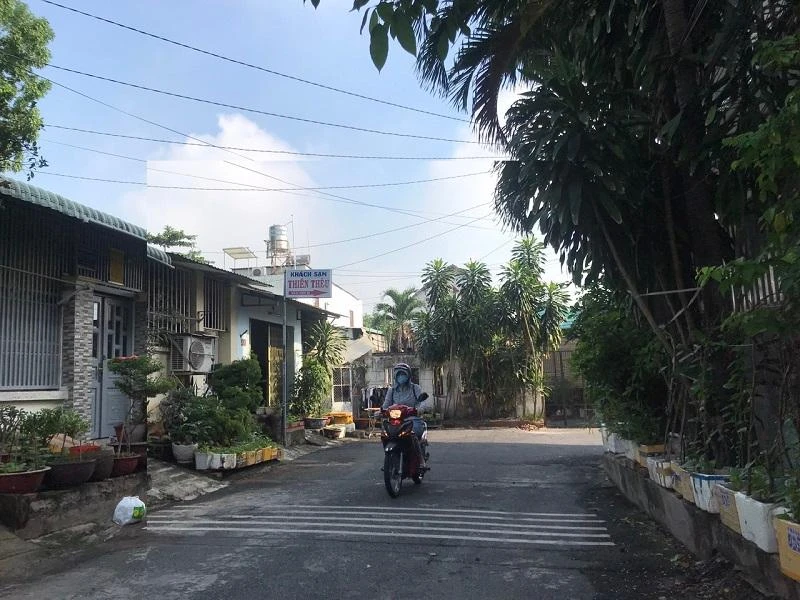 Khu vực xảy ra vụ việc ban ngày rất ít người qua lại, thường chỉ có các cụ già ở nhà trông nhà. Đây là điểm mà các đối tượng lợi dụng để lừa đảo. Ảnh: THANH TUYỀN Khu vực xảy ra vụ việc ban ngày rất ít người qua lại, thường chỉ có các cụ già ở nhà trông nhà. Đây là điểm mà các đối tượng lợi dụng để lừa đảo. Ảnh: THANH TUYỀN