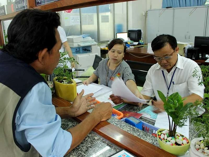 Cán bộ phường giải quyết hồ sơ cho dân. Ảnh: LT