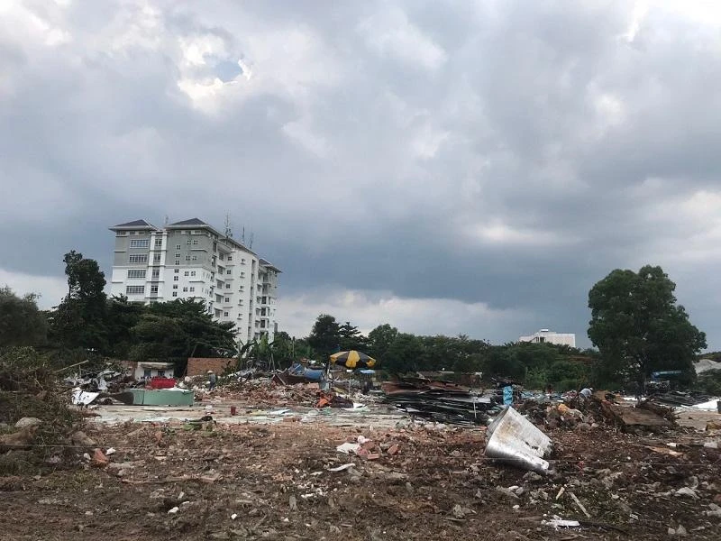 Phần đất được bà N.T.H xây dãy trọ cho thuê, phần còn lại cho các tiểu thương thuê để bán chợ đêm nằm trong quy hoạch thuộc dự án của ĐH Quốc gia TP.HCM đã bị cơ quan chức năng thu hồi. Ảnh: THANH TUYỀN