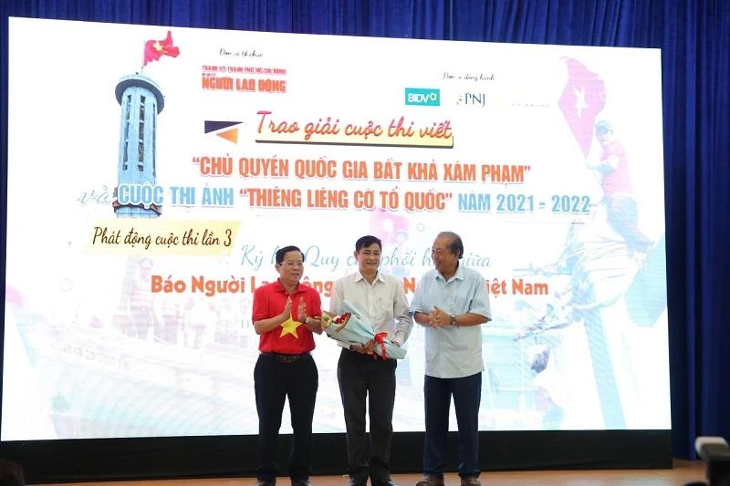 Nguyên Phó Thủ tướng Trương Hòa Bình, Tổng biên tập báo Người Lao Động Tô Đình Tuân trao giải cho tác giả đoạt giải. Ảnh: Báo Người Lao Động