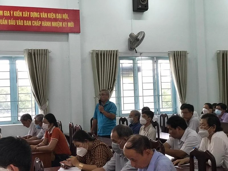 Cử tri Nguyễn Văn Hoàng bức xúc về cơ sở hạ tầng còn nhiều bất cập. Ảnh: THANH TUYỀN